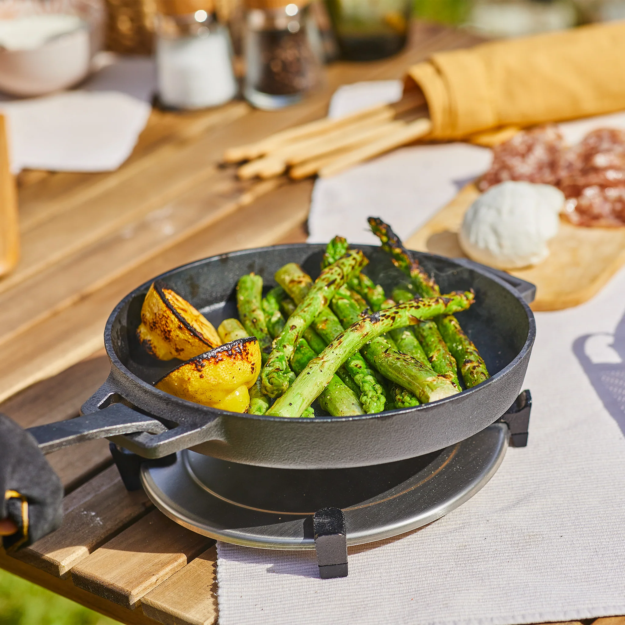 Ooni Dual-Sided Grizzler Plate and Cast Iron Skillet Pan Bundle - Image 3